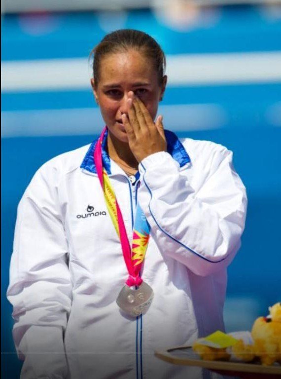 Atleta de la delegación de Puerto Rico en el podio de Londres 2012, con chaqueta fabricada por Olimpia.