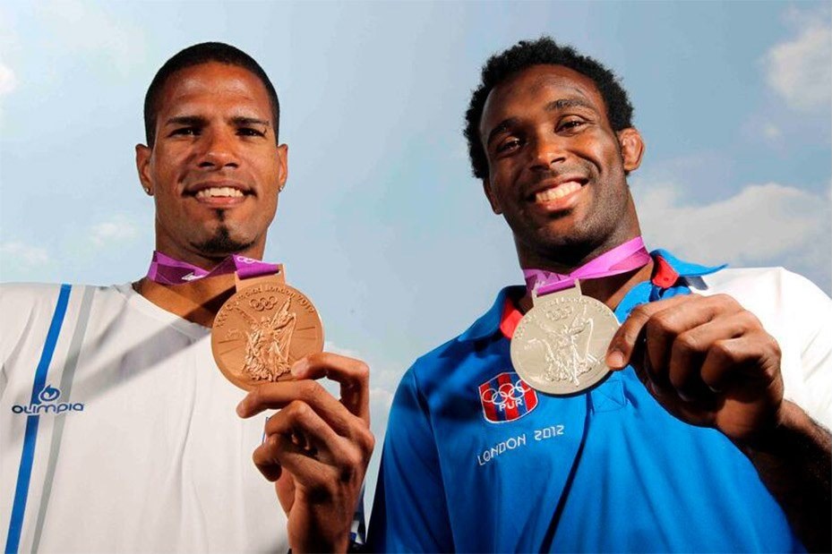 Dos medallistas puertorriqueños en Londres 2012 con chaquetas fabricadas por Olimpia.