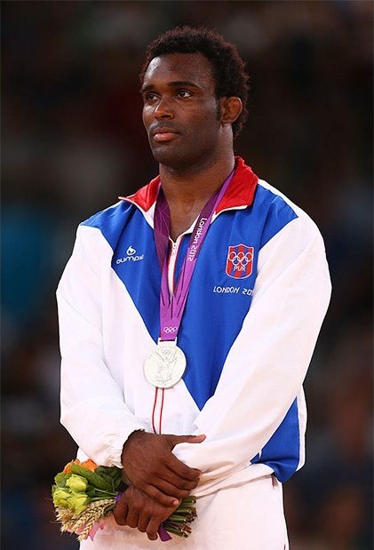 Atleta de la delegación de Puerto Rico en el podio de Londres 2012, con chaqueta fabricada por Olimpia.
