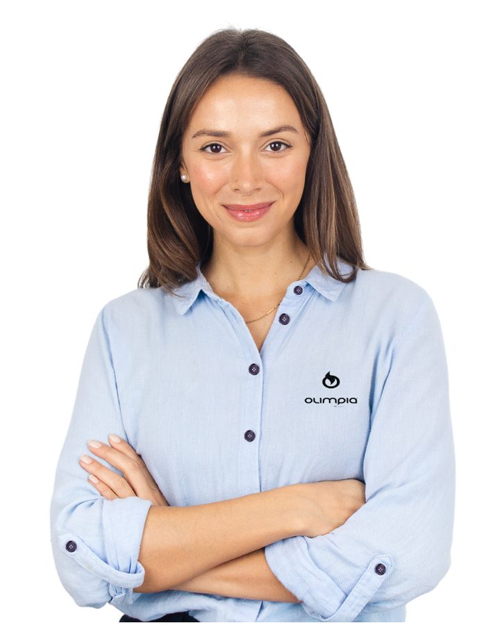 Empleada con camisa corporativa azul claro bordada con el logo de Olimpia en el pecho